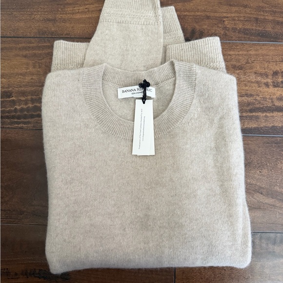 Banana Republic Women's Crewneck Sweater in Light Beige! New - Picture 2 of 4